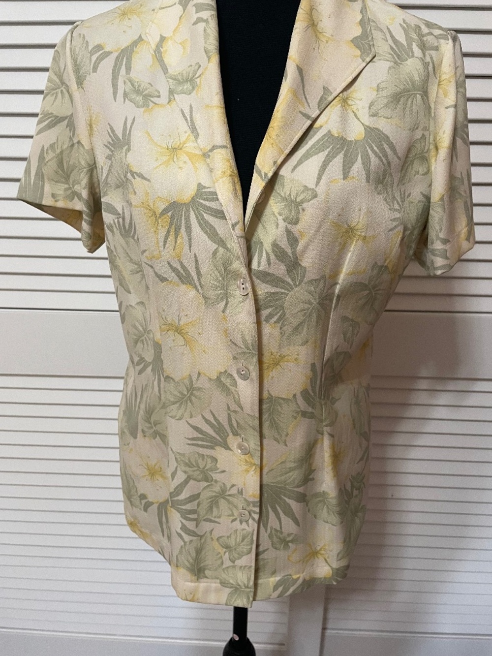 Tommy Bahama comes 100% silk Hawaiian print shirt
